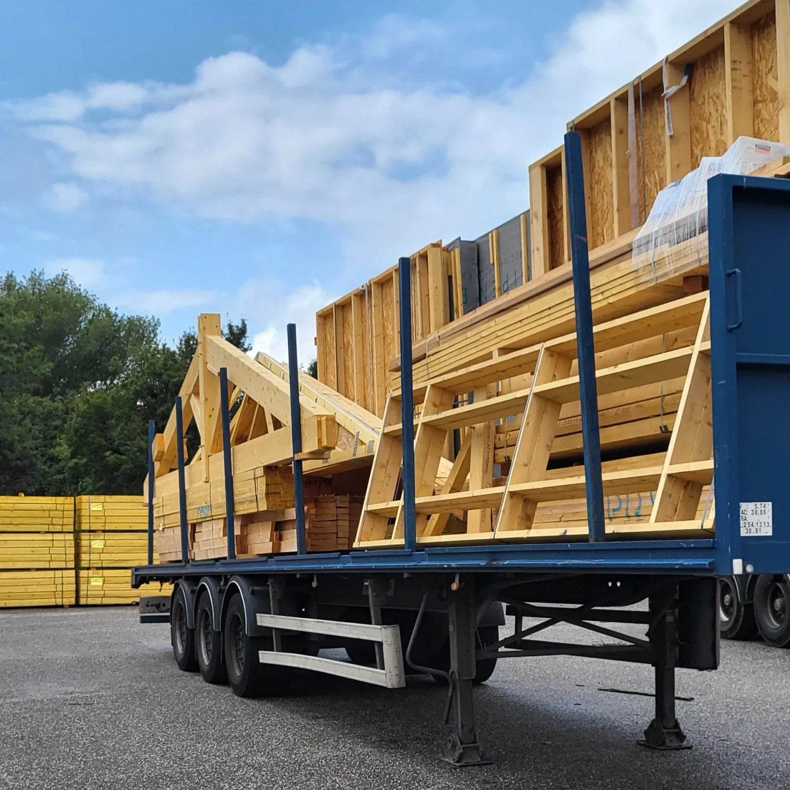 Camion de livraison d'une charpente traditionnelle sur le parking de la SIGA
